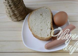 Huevos revueltos originales para el desayuno, horneados en un panecillo